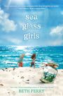 „Sea Glass Girls“, Beth Ferry. Zwei Mädchen am Strand, Meer im Hintergrund, Gläser mit Steinen vorne.