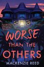 Der Text zeigt: "To escape alive, they’ll need to figure out which of them is... WORSE THAN THE OTHERS" von Mackenzie Reed. Ein düsteres, beleuchtetes Haus im Hintergrund.