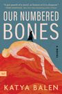 Texte: "Our Numbered Bones," "Katya Balen," "A Novel." Illustration: Silhouette steht auf abstraktem Hügel in Rot und Orange.