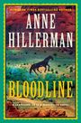 "NEW YORK TIMES BESTSELLING AUTHOR" oben, "ANNE HILLERMAN BLOODLINE" in der Mitte, darunter "A LEAPHORN, CHEE & MANUELITO NOVEL". Ein Pferd silouettiert auf Landschaft.