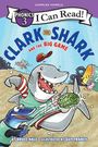 Text: "Phonics 3, I Can Read!, Clark the Shark and the Big Game, by Bruce Hale, illustrated by Guy Francis."  
Illustration: Ein fröhlicher Hai spielt Ball.