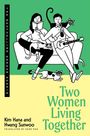 "Two Women Living Together" ist der Titel. Illustration: Zwei Frauen auf einem Sofa mit Katzen, eine liest, eine trinkt.