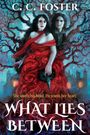 Titel: "What Lies Between"; Autor: C. C. Foster; Frau in rotem Kleid mit Mann, umgeben von düsteren Bäumen und alten Häusern.