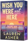 "WISH YOU WERE not HERE" steht in großen Buchstaben. Zwei Personen auf Balkonen schauen auf einen Sonnenuntergang über dem Meer.