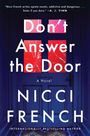 "Don't Answer the Door" von Nicci French. Ein dunkler Eingang mit gebrochenem rotem Glas in den Fenstern der Tür.