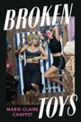 "Broken Toys" und "Marie-Claire Chappet" stehen groß, zwei Frauen liegen lässig auf einem gestreiften Strandtuch.