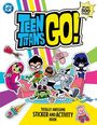 Text: „Teen Titans GO!“, „Totally Awesome Sticker and Activity Book“. Comicfiguren sitzen fröhlich auf einem Sofa.