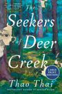 "The Seekers of Deer Creek: A Novel" von Thao Thai. Großdruckausgabe. Waldszene in intensiven Blau- und Grüntönen.