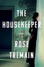 "The Housekeeper. A Novel. Rose Tremain." Frau in einem langen Kleid steht nachdenklich am Fenster mit Blick auf Bäume.