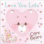 Text: "Love You Lots", "Care Bears baby". Illustration: Ein niedlicher rosafarbener Bär in Herzform, mit Schmetterlingen und Blumen.