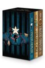 „THE PRISON HEALER“, „THE GILDED CAGE“, „THE BLOOD TRAITOR“. Drei Bücher in einem Schuber, verziert mit einer Blume.