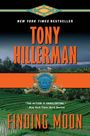 Texte: "New York Times Bestseller", "Tony Hillerman", "The action is unrelenting." - New York Times Book Review, "Finding Moon". Illustration: farbige Maske. Hintergrund: Tropenlandschaft mit Reisterrassen.