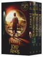 "The Hobbit", "The Lord of the Rings", "J.R.R. Tolkien". Eine Figur steht barfuß vor einer geöffneten runden Tür mit Blick auf eine grüne Landschaft.