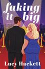 "faking it big", "a novel", "Lucy Hackett". Illustration: Ein Paar in Abendkleidung auf einem roten Teppich, umgeben von Publikum.