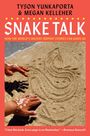 Der Titel lautet "Snake Talk". Hände mit weißen Punkten formen eine Schlangenzeichnung im Sand.