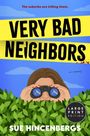 Text: "The suburbs are killing them. VERY BAD NEIGHBORS. SUE HINCENBERGS. LARGE PRINT EDITION."  
Illustration: Person späht durch ein Fernglas über Hecke.