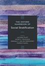 "The Oxford Handbook of Social Stratification" mit den Herausgebern Lucinda Platt et al. Bunte, horizontale Streifen im Hintergrund.