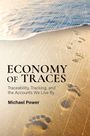 „ECONOMY OF TRACES. Traceability, Tracking, and the Accounts We Live By. Michael Power“. Sand mit Fußabdrücken.
