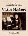 Texte: "The Complete Thematic Catalogue of the Stage Works of Victor Herbert" und "Adam Aceto". Ein Mann sitzt am Klavier.