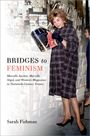 "BRIDGES to FEMINISM" von Sarah Fishman. Frau vor Zeitschriftenwand, elegant gekleidet, hält Magazin in Hand.