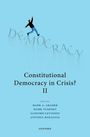 „Constitutional Democracy in Crisis? II“ von Mark A. Graber, Mark Tushnet, Sanford Levinson, Antonia Baraggia. Oben ein Mann, der auf Buchstaben des Wortes "Democracy" läuft.