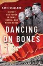 "Dancing on Bones" von Katie Stallard. Illustration mit drei lächelnden Anführern und roten Fahnen im Hintergrund.