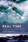 „REAL TIME“ von Emily Thomas, mit Meereswellen im Hintergrund.