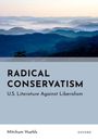 "RADICAL CONSERVATISM U.S. Literature Against Liberalism" von Mitchum Huehls, Oxford. Im Hintergrund bewaldete Hügel.