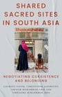 „Shared Sacred Sites in South Asia. Negotiating Coexistence and Belonging.“ Zwei Menschen vor einem Tempel.