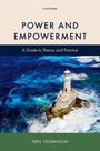 Text: "POWER AND EMPOWERMENT: A Guide to Theory and Practice" von Neil Thompson. Bild: Leuchtturm im stürmischen Meer.