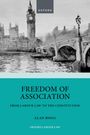 "FREEDOM OF ASSOCIATION" Illustrationen von Big Ben und einer Brücke, mit einer graublauen Farbgebung. Autor: Alan Bogg.