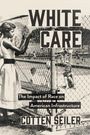 „WHITE CARE: The Impact of Race on American Infrastructure“ von Cotten Seiler. Frau schaut durch Maschendrahtzaun.