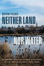Şevin Yıldız, NEITHER LAND NOR WATER, Blick auf ein Feuchtgebiet mit Stadt-Skyline im Hintergrund.