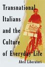 „Transnational Italians and the Culture of Everyday Life“ von Abril Liberatori. Farbige Fotomontage eines Radfahrers.
