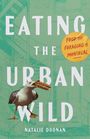 "Eating the Urban Wild. Food and Foraging in Montreal. Natalie Doonan." Eine Möwe hält ein Hotdog. Hintergrund: Treppen.