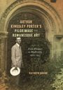 „Arthur Kingsley Porter’s Pilgrimage to Romanesque Art“, „From Frontier to Modernity, 1900–1933“, von Kathryn Brush. Ein Mann in Anzug hält einen Hut vor einer romanischen Tür.