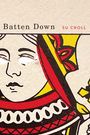 „Batten Down“ und „SU CROLL“ über einem Teilausschnitt einer Spielkarte der Dame mit gelben und roten Details.