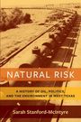 „NATURAL RISK“ steht in großen Buchstaben. Zugtanks rollen durch eine ländliche Gegend; ein Gebäude ist im Hintergrund sichtbar.