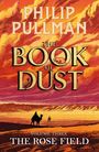 „Philip Pullman, The Book of Dust, Volume Three: The Rose Field“. Wüstenlandschaft mit zwei Kamelen im Vordergrund.