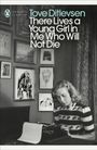 Texte oben: "Tove Ditlevsen There Lives a Young Girl in Me Who Will Not Die". Frau an Schreibmaschine, Bilder an der Wand.