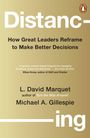 Text in großen Buchstaben: "Distancing". Darunter: "How Great Leaders Reframe to Make Better Decisions." Beige Hintergrund.