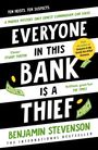 „Everyone in This Bank Is a Thief“ von Benjamin Stevenson, mit Zitaten von Stuart Turton und The Times, umgeben von Geldscheinen.