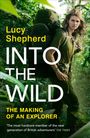 Text: "Lucy Shepherd INTO THE WILD THE MAKING OF AN EXPLORER." Eine Frau im Dschungel, trägt Rucksack. Abenteuerliches Thema.