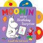 „MOOMIN and the Birthday Surprise. A pull-the-tab book.“ Moomin mit Stift und Gemälde, kleines Wesen in Rot mit Stift.