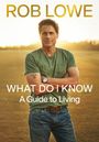 Text: "ROB LOWE", "WHAT DO I KNOW", "A Guide to Living". Ein Mann im grünen T-Shirt steht vor einer sonnigen Landschaft.