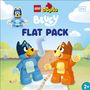 „FLAT PACK“, „LEGO DUPLO BLUEY“. Illustration mit zwei cartoonartigen Hunden im Garten, einer blau, der andere orange.