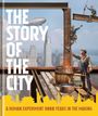 Text: "The Story of the City" und "A Human Experiment 9000 Years in the Making". 
Illustration: Bauarbeiter hoch oben mit Stadt im Hintergrund.