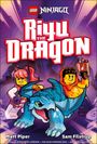 Text: "Riyu the Dragon." LEGO Ninjago-Logo. Zwei LEGO-Figuren, eine mit Kopfhörern, reiten auf einem blauen Drachen.