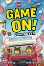 „Game On! Donut Dash!“ in gelb und weiß. LEGO-Figuren in einem roten Fahrzeug, von fliegenden Donuts umgeben.