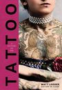 „TATTOO: A HISTORY OF INK“ steht auf pinkem Hintergrund. Eine tätowierte Frau mit Perlenkette ist zu sehen.